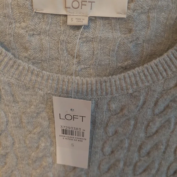 LOFT NWT Women's Light Gray Cable Knit Sweater. - Picture 2 of 6